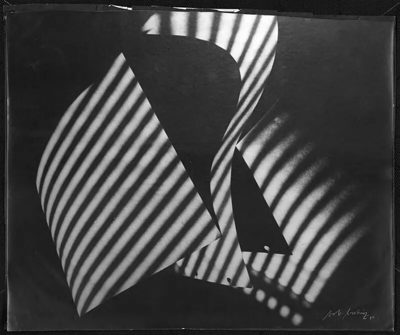 [Hojas de cuaderno; Juego de iluminación que logra volumen y contraste, con líneas curvas y rectas]  [fotografía] Bob Borowicz.