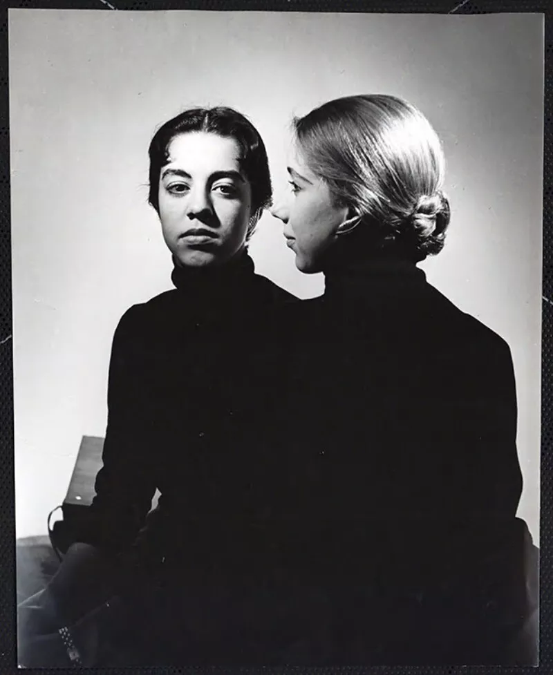 Mujeres chilenas; Carmen [Phillips] y María Cristina [Wenke]  [fotografía] Bob Borowicz.