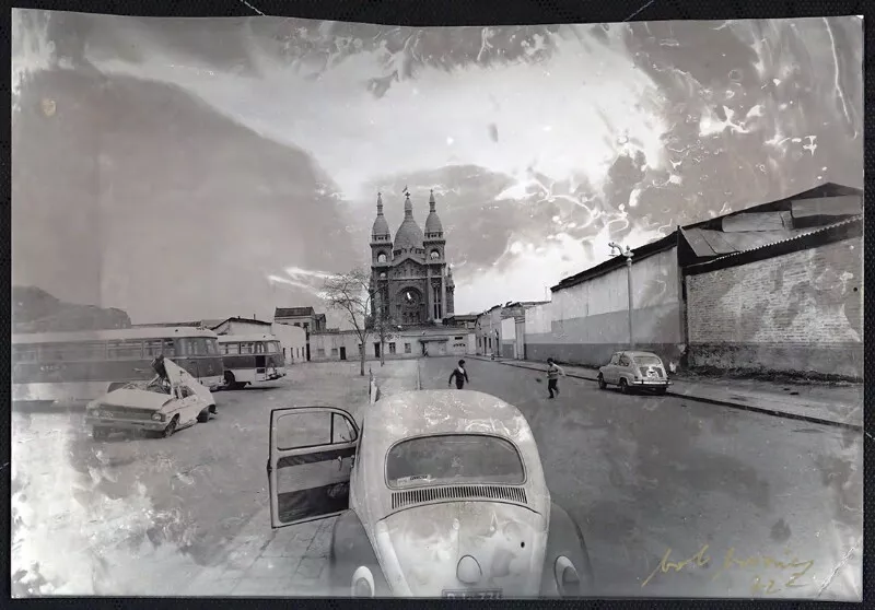 [Parroquia del Santísimo Sacramento y antiguos muros del] viejo Santiago  [fotografía] Bob Borowicz.
