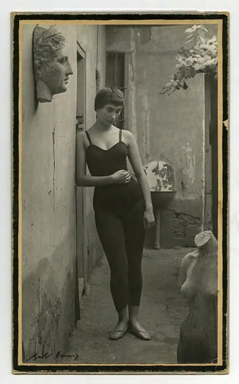 Bailarina chilena [antiguo patio de Santiago, Capital de Chile]  [fotografía] Bob Borowicz.