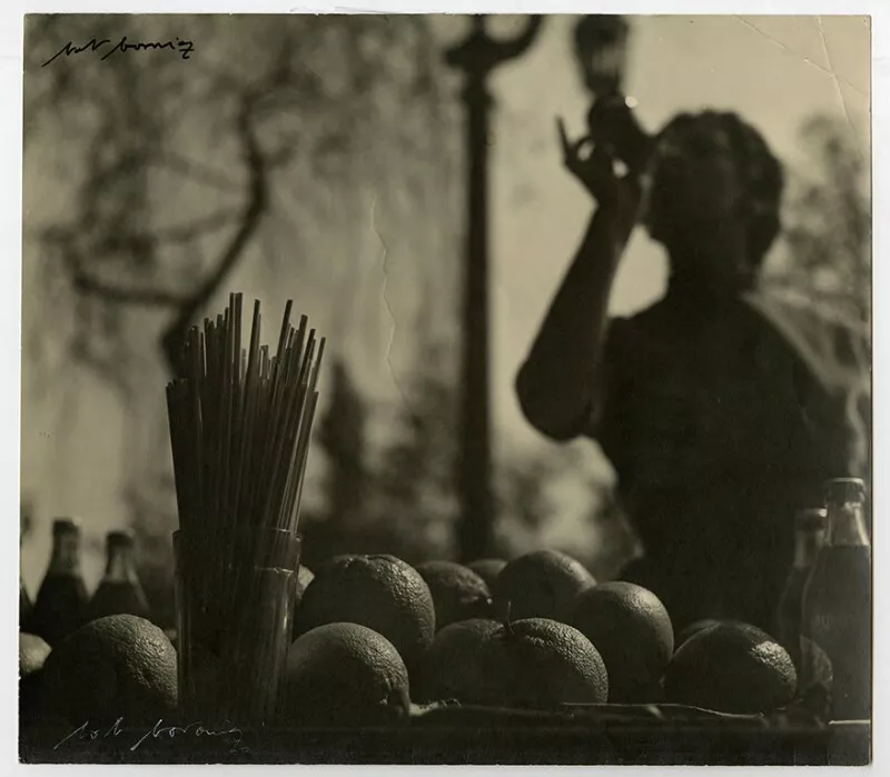 Verano [en un bar, juego de luces y sombras]  [fotografía] Bob Borowicz.