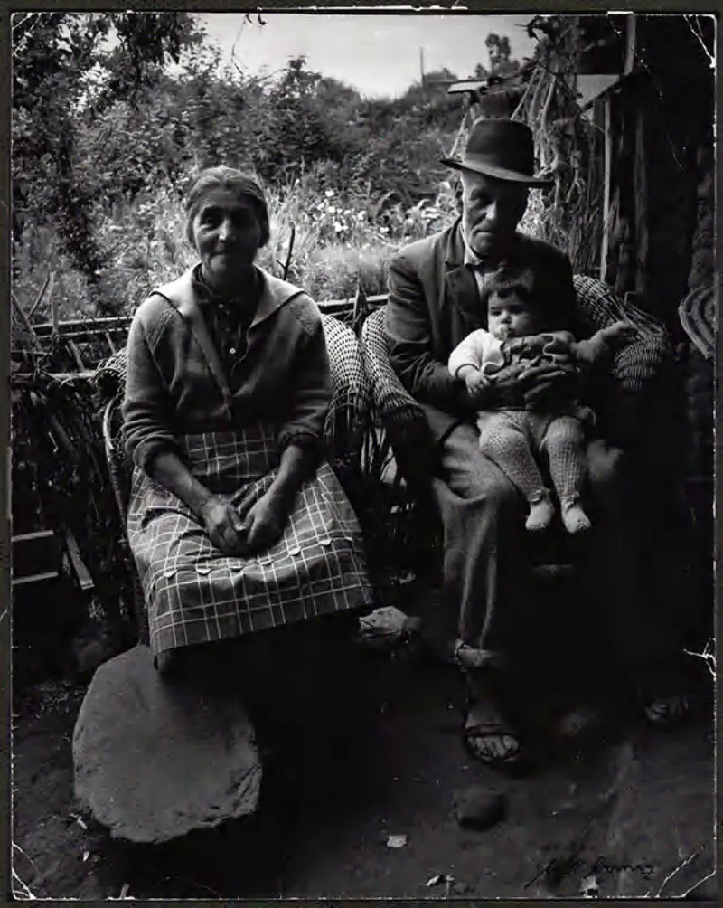 [Familia de campesinos en su casa: una pareja de ancianos y una pequeña niña]  [fotografía] Bob Borowicz.