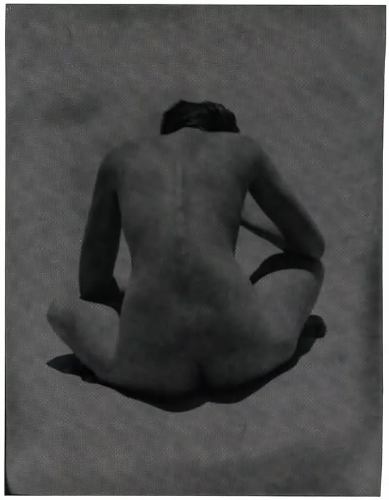 [Desnudo femenino; sentada de espaldas, en posición de loto]  [fotografía] Bob Borowicz.