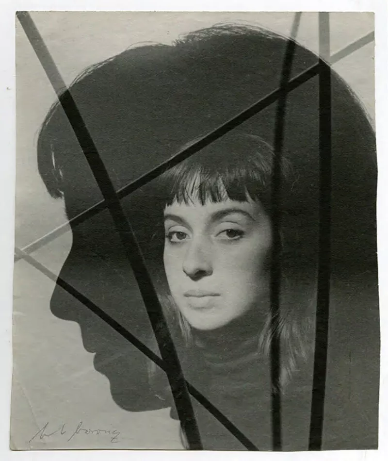 [Rostro de una niña adolescente, sombra reflejada en la pared, entrelazada en cinco líneas cruzadas]  [fotografía] Bob Borowicz.