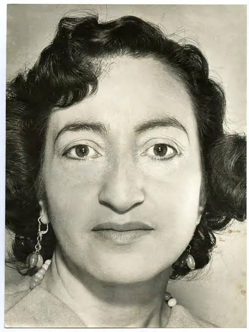 [Retrato primer plano de una joven mujer]  [fotografía] Bob Borowicz.