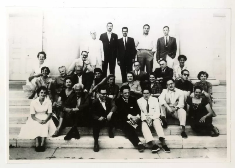 Profesorado de la Escuela Española  [Fotografía].
