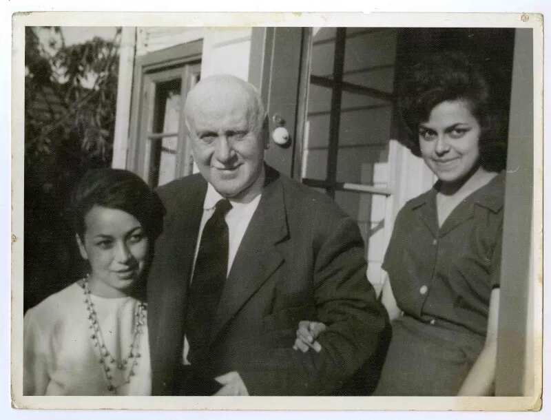 Fernando Santiván con sus hijas  [Fotografía].