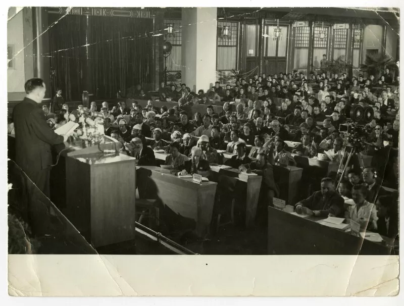 Fernando Santiván en el Congreso por la Paz en Pekin  [Fotografía].