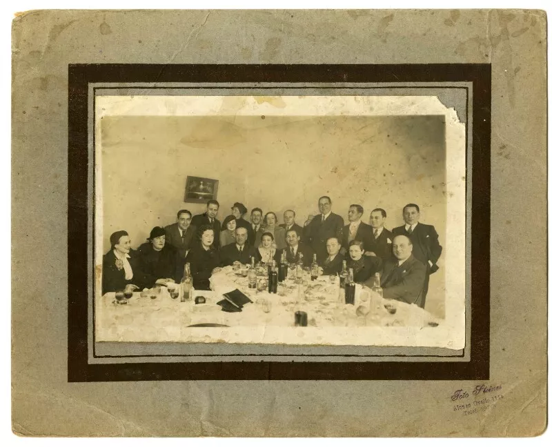Fernando Santiván y un grupo de amigos  [Fotografía].