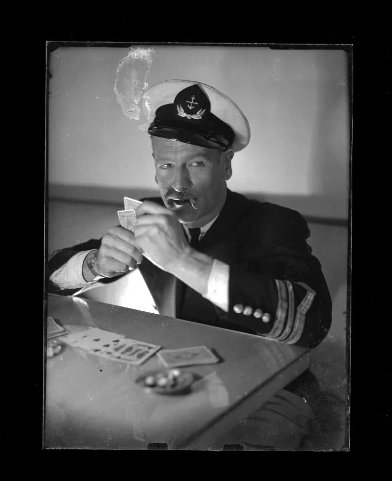 [Guillermo Yanques, marino jugando cartas en la película "Bar Antofagasta"]  [fotografía] Alfredo Molina Lahitte.