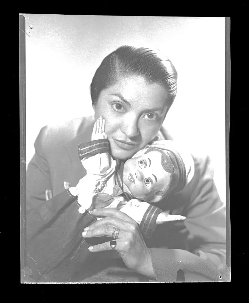 [Mercedes Córdoba, con una marioneta; Compañia de Teatro de Muñecos]  [fotografía] Alfredo Molina Lahitte.