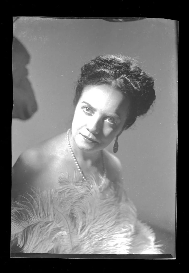 [Blanca Hauser, con abanico de plumas]  [fotografía] Alfredo Molina Lahitte.