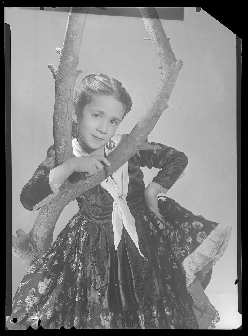 [Alumna de la Academia de baile de Maruja García].  [fotografía] Alfredo Molina Lahitte.