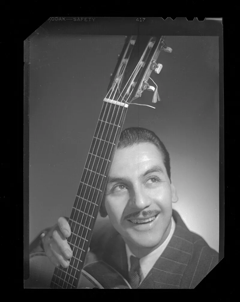 [Arturo Gatica y su guitarra]  [fotografía] Alfredo Molina Lahitte.