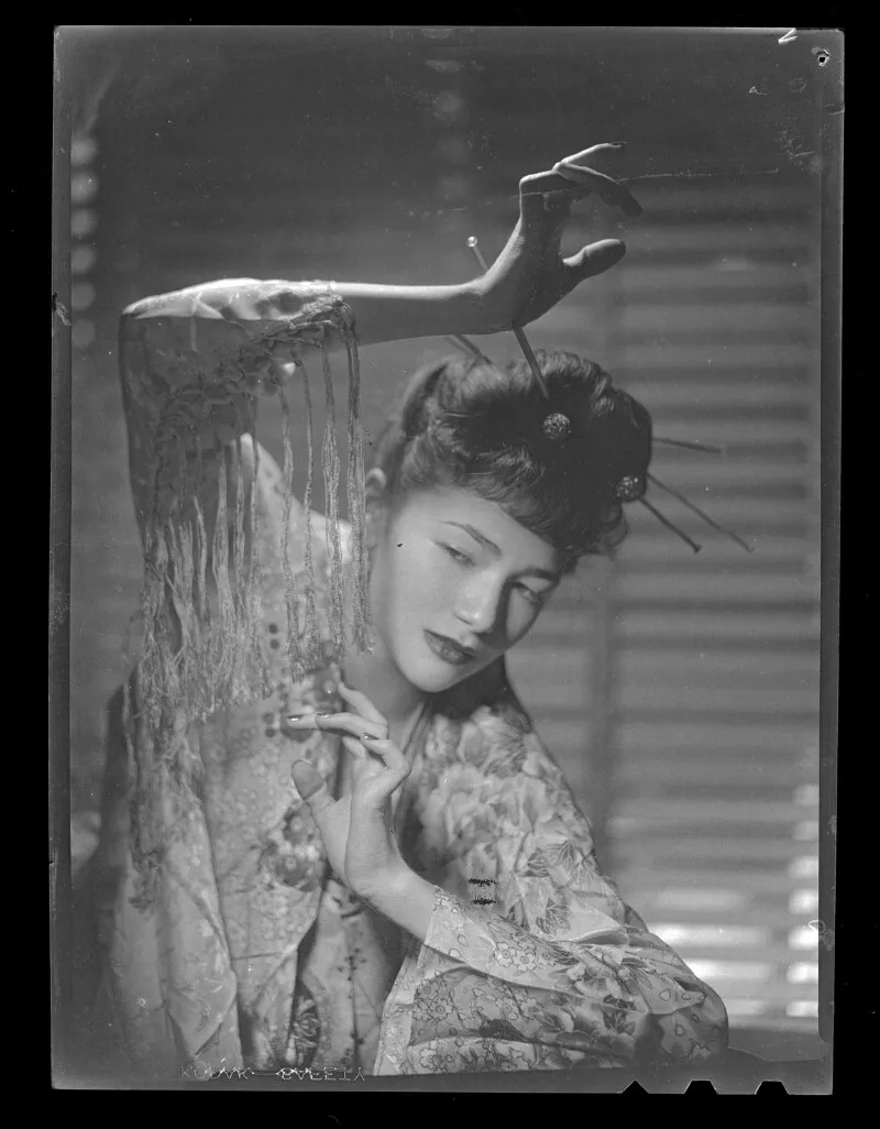 [Alma Montiel, caracterizada para la obra de teatro "La princesa Aoi no ue"; basada en una de las seis piezas de teatro del Noh Moderno de Yukio Mishima]  [fotografía] Alfredo Molina Lahitte.