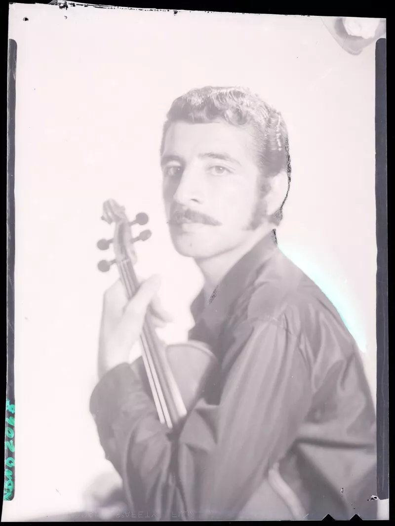 [Violinista R. Emiliani]  [fotografía] Alfredo Molina Lahitte.