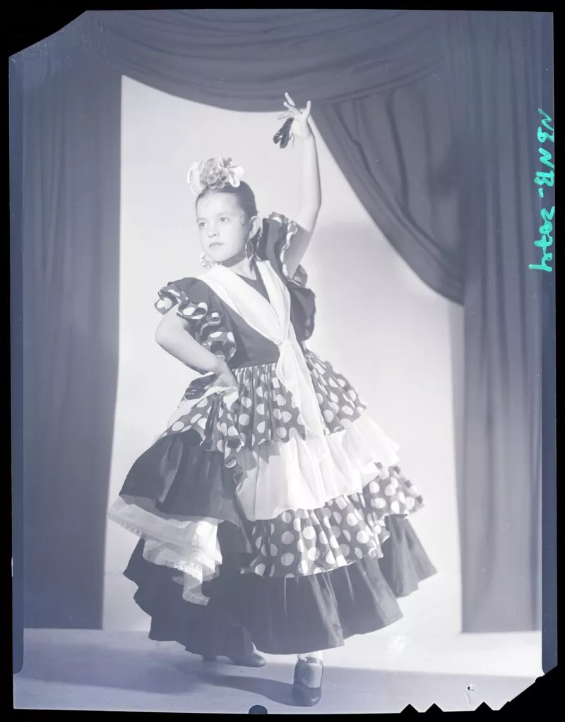 [Norita con vestido de baile flamenco]  [fotografía] Alfredo Molina Lahitte.