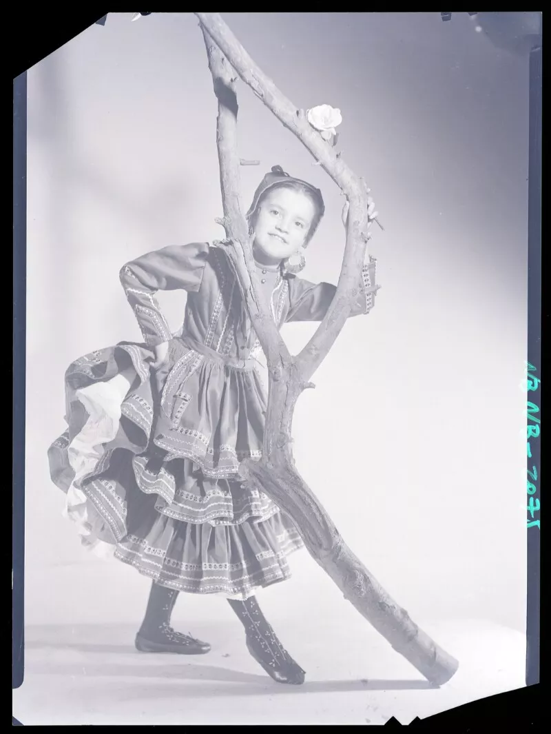 [Norita, con vestido de baile regional]  [fotografía] Alfredo Molina Lahitte.