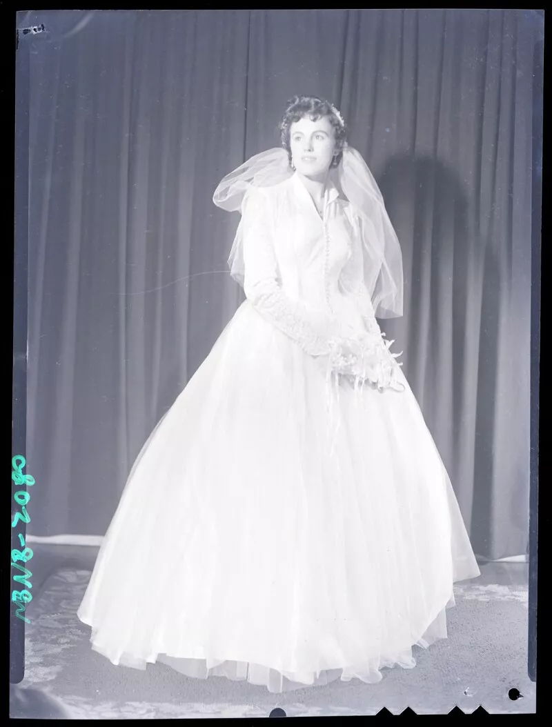 Nora Jara [con su vestido de novia]  [fotografía] Alfredo Molina Lahitte.