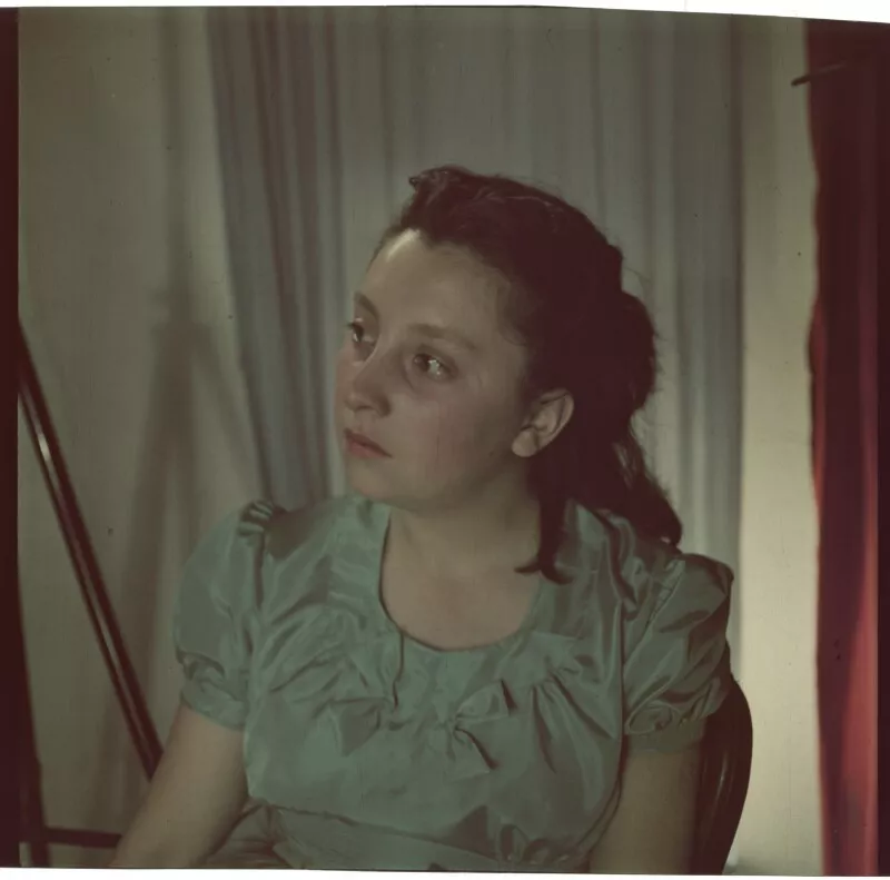 [Retrato de una mujer joven]  [fotografía] Ignacio Hochhäusler.