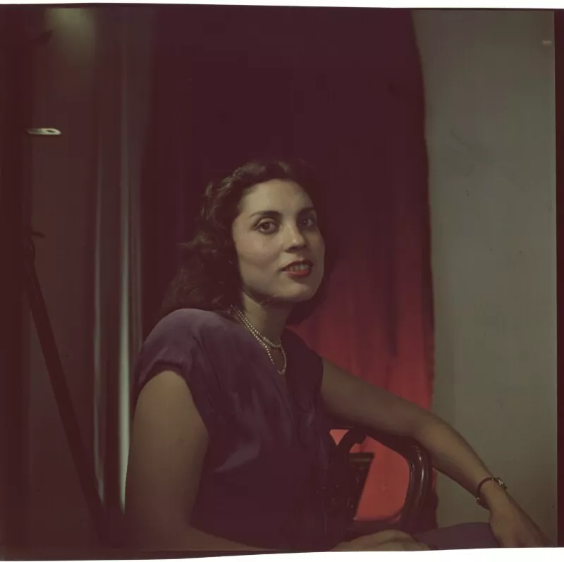 [Retrato de una mujer joven]  [fotografía] Ignacio Hochhäusler.
