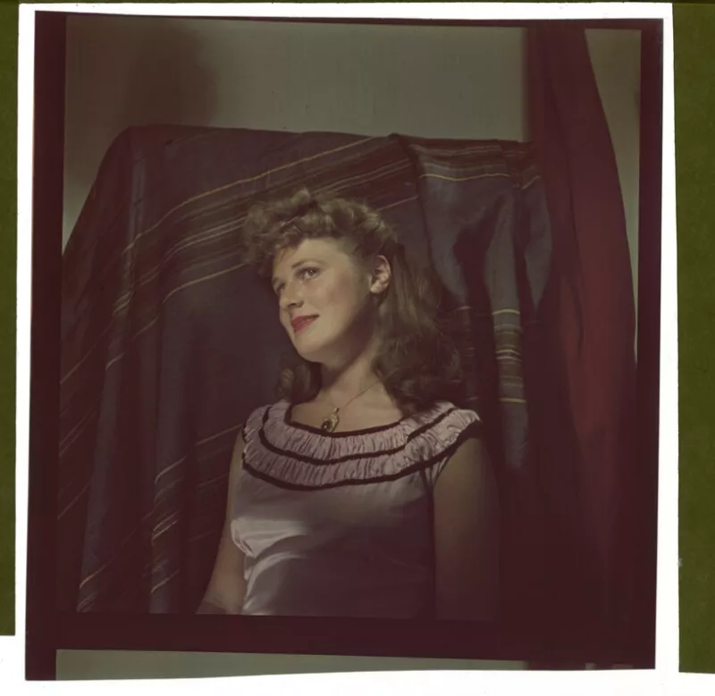 [Retrato de una mujer joven]  [fotografía] Ignacio Hochhäusler.