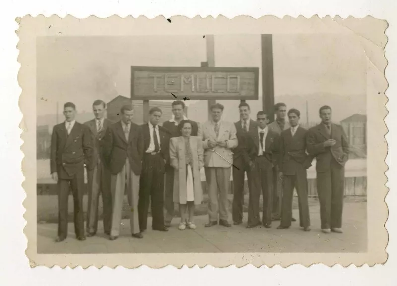 Ernestina Zúñiga y un grupo de jóvenes escritores  [fotografía].