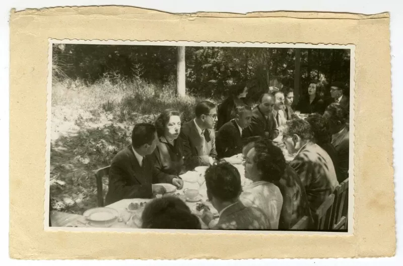 [Isolda Pradel con un grupo de escritores]  [fotografía].