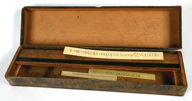 Caja con normógrafo