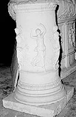 Pedestal con Músicos Bacantes