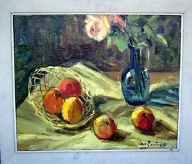 Manzanas, canasto y florero con rosas
