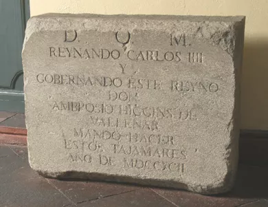 Piedra de la pirámide conmemorativa a la construcción de los Tajamares del Río Mapocho