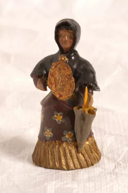 Mujer de manto con ábanico y sombrilla