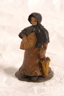 Mujer de manto con ábanico y sombrilla