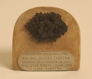 Prendedor de luto que perteneció a Javiera Carrera