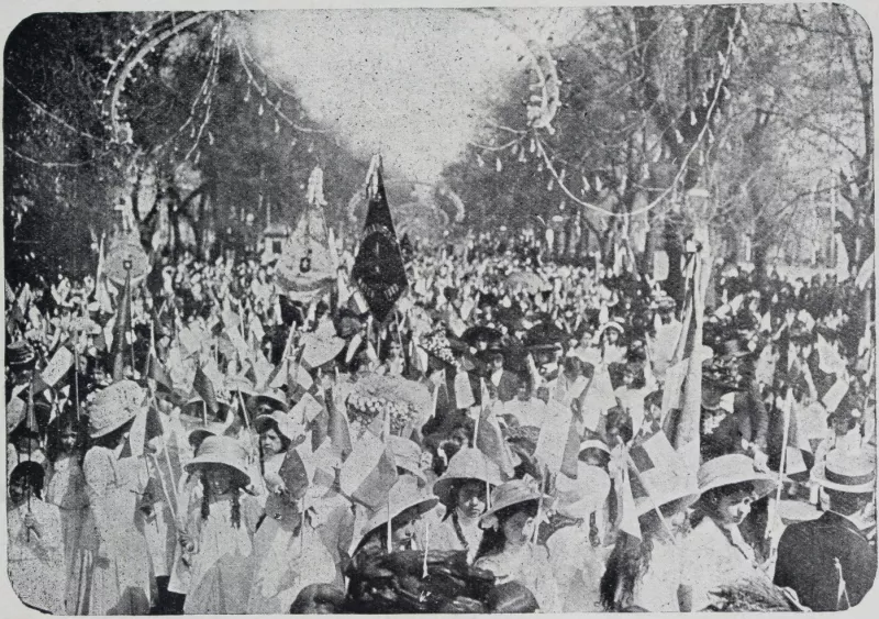 Desfile del las escuelas públicas en la celebración del centenario