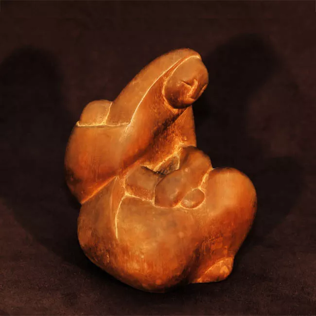 Mujer sentada con niño