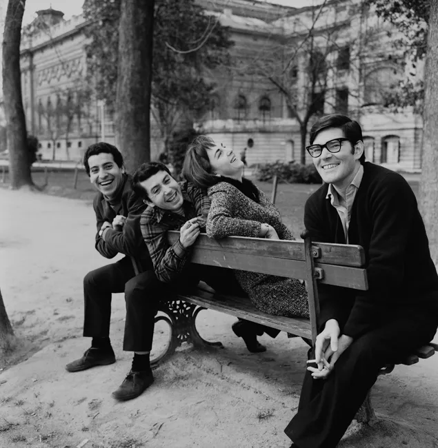 Retrato de Víctor Jara y amigos en el Parque Forestal