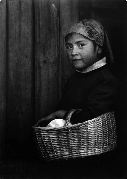 Niña con canasto