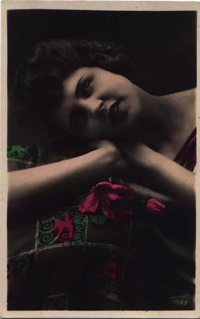 mujer apoyada sobre sus brazos