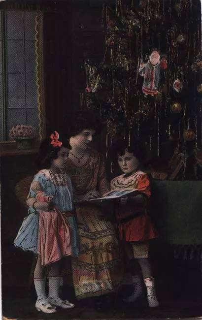 Madre e Hijas delante de Árbol del Pascua