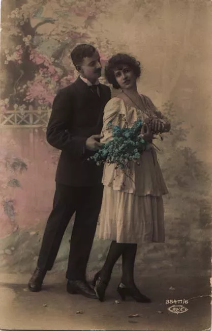 Pareja de pie con Ramo de Flores Azul