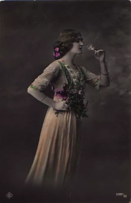 Mujer Bebiendo de una Copa
