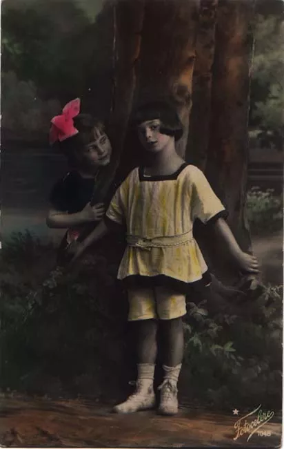 Dos Niñas en un Arbol