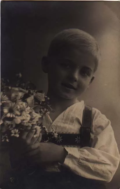Niño con Ramo de Flores