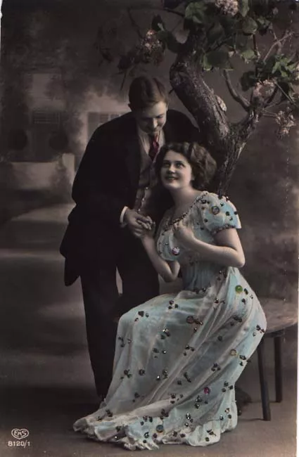 Pareja delante de un árbol