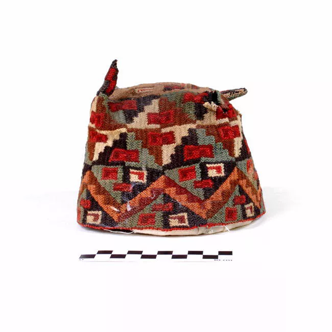 Gorro de cuatro puntas polícromo