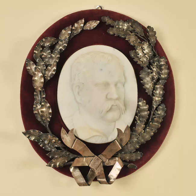  Medallón con retrato de Benjamín Vicuña Mackenna
