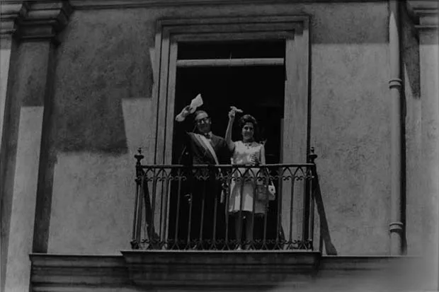 Fotografía de primer plano balcón de la Moneda, Noviembre de 1970