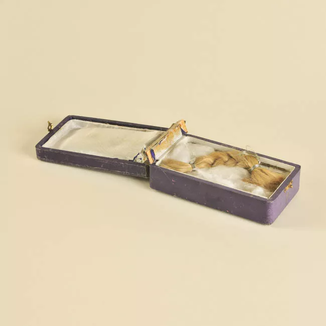Estuche con trenza de Victoria Subercaseaux Vicuña